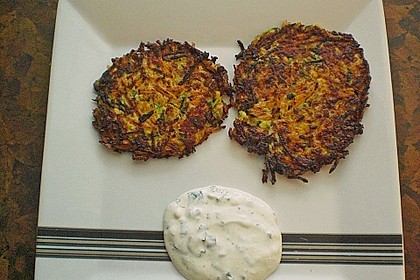 Zucchini-Möhren Puffer mit Kräuter-Joghurt Creme 41