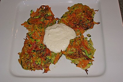 Zucchini-Möhren Puffer mit Kräuter-Joghurt Creme 40