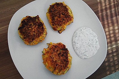 Zucchini-Möhren Puffer mit Kräuter-Joghurt Creme 43