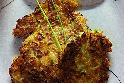 Zucchini-Möhren Puffer mit Kräuter-Joghurt Creme 14