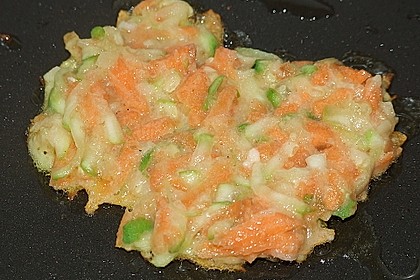 Zucchini-Möhren Puffer mit Kräuter-Joghurt Creme 54