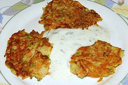 Zucchini-Möhren Puffer mit Kräuter-Joghurt Creme 32