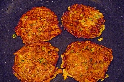 Zucchini-Möhren Puffer mit Kräuter-Joghurt Creme 52