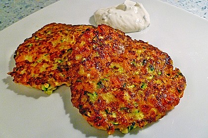 Zucchini-Möhren Puffer mit Kräuter-Joghurt Creme 17