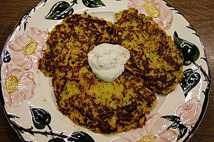 Zucchini-Möhren Puffer mit Kräuter-Joghurt Creme 62
