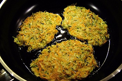 Zucchini-Möhren Puffer mit Kräuter-Joghurt Creme 25