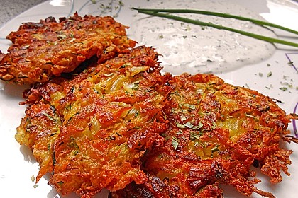 Zucchini-Möhren Puffer mit Kräuter-Joghurt Creme 3