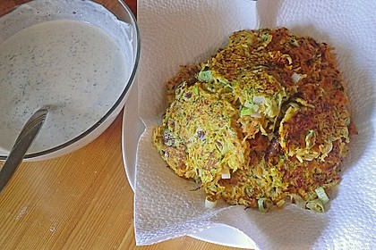Zucchini-Möhren Puffer mit Kräuter-Joghurt Creme 45