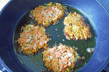 Zucchini-Möhren Puffer mit Kräuter-Joghurt Creme 46