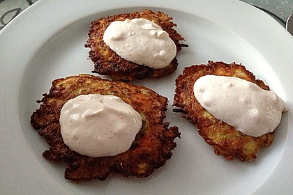 Zucchini-Möhren Puffer mit Kräuter-Joghurt Creme 59