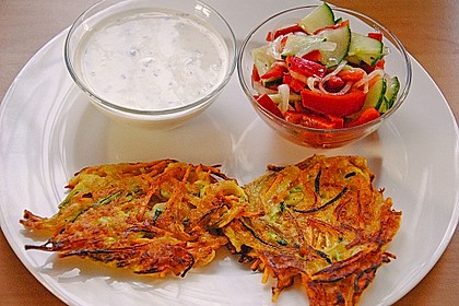 Zucchini-Möhren Puffer mit Kräuter-Joghurt Creme 13