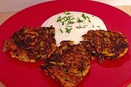 Zucchini-Möhren Puffer mit Kräuter-Joghurt Creme 48