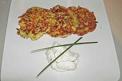 Zucchini-Möhren Puffer mit Kräuter-Joghurt Creme 18