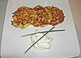 Zucchini-M&ouml;hren Puffer mit Kr&auml;uter-Joghurt Creme