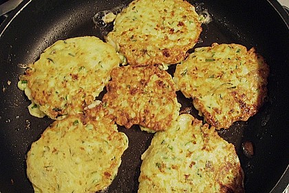 Zucchini-Möhren Puffer mit Kräuter-Joghurt Creme 53
