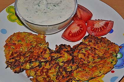 Zucchini-Möhren Puffer mit Kräuter-Joghurt Creme 35