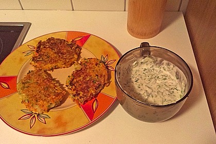 Zucchini-Möhren Puffer mit Kräuter-Joghurt Creme 64