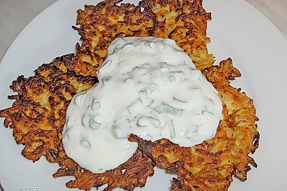 Zucchini-Möhren Puffer mit Kräuter-Joghurt Creme 47