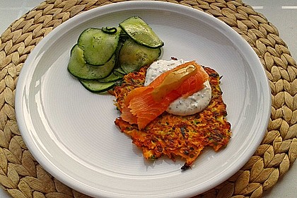 Zucchini-Möhren Puffer mit Kräuter-Joghurt Creme 4