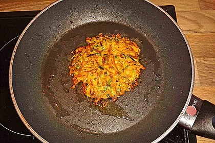 Zucchini-Möhren Puffer mit Kräuter-Joghurt Creme 55