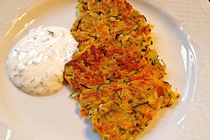 Zucchini-Möhren Puffer mit Kräuter-Joghurt Creme 21