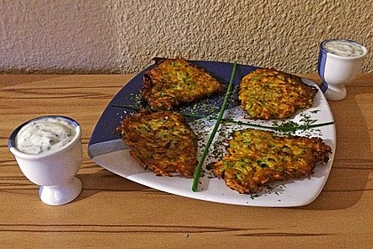 Zucchini-Möhren Puffer mit Kräuter-Joghurt Creme 33