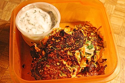 Zucchini-Möhren Puffer mit Kräuter-Joghurt Creme 57