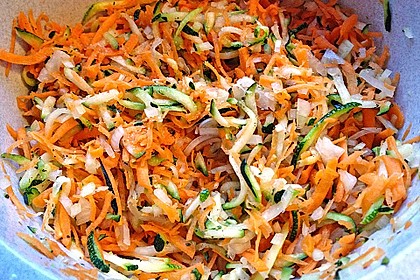 Zucchini-Möhren Puffer mit Kräuter-Joghurt Creme 39