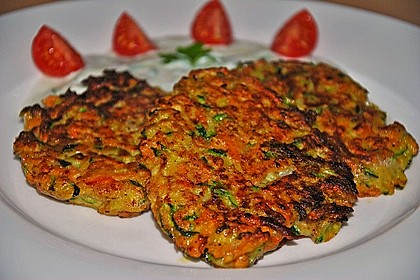 Zucchini-Möhren Puffer mit Kräuter-Joghurt Creme 34