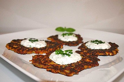 Zucchini-Möhren Puffer mit Kräuter-Joghurt Creme 38