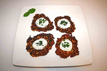 Zucchini-Möhren Puffer mit Kräuter-Joghurt Creme 44