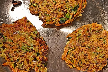 Zucchini-Möhren Puffer mit Kräuter-Joghurt Creme 56