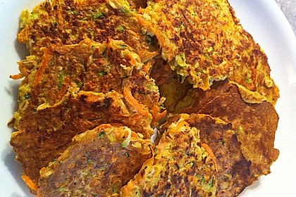 Zucchini-Möhren Puffer mit Kräuter-Joghurt Creme 42