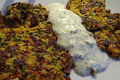Zucchini-Möhren Puffer mit Kräuter-Joghurt Creme 8