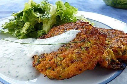Zucchini-Möhren Puffer mit Kräuter-Joghurt Creme