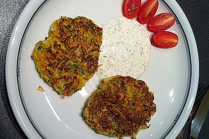 Zucchini-Möhren Puffer mit Kräuter-Joghurt Creme 23