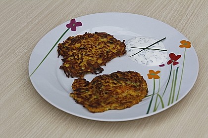 Zucchini-Möhren Puffer mit Kräuter-Joghurt Creme 30