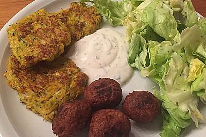 Zucchini-Möhren Puffer mit Kräuter-Joghurt Creme 6