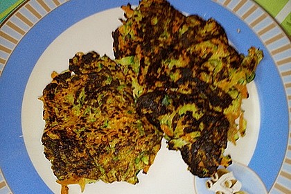 Zucchini-Möhren Puffer mit Kräuter-Joghurt Creme 29