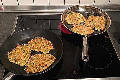 Zucchini-Möhren Puffer mit Kräuter-Joghurt Creme 27
