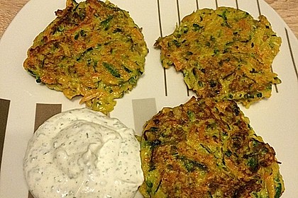Zucchini-Möhren Puffer mit Kräuter-Joghurt Creme 16
