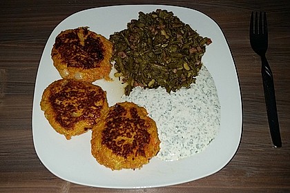 Zucchini-Möhren Puffer mit Kräuter-Joghurt Creme 31