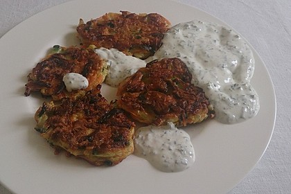 Zucchini-Möhren Puffer mit Kräuter-Joghurt Creme 28