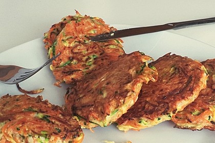 Zucchini-Möhren Puffer mit Kräuter-Joghurt Creme 10