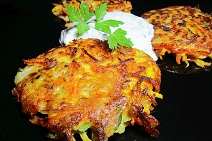 Zucchini-Möhren Puffer mit Kräuter-Joghurt Creme 68
