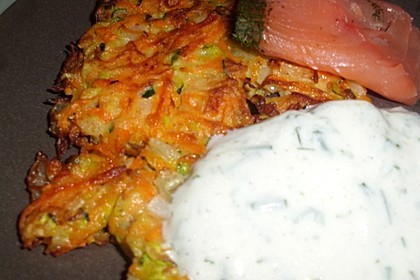 Zucchini-Möhren Puffer mit Kräuter-Joghurt Creme 9