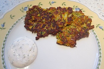 Zucchini-Möhren Puffer mit Kräuter-Joghurt Creme 12