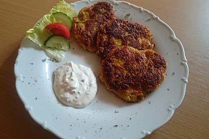 Zucchini-Möhren Puffer mit Kräuter-Joghurt Creme 2