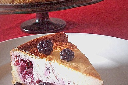 K&auml;sekuchen mit Waldbeeren
