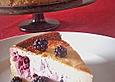 K&auml;sekuchen mit Waldbeeren
